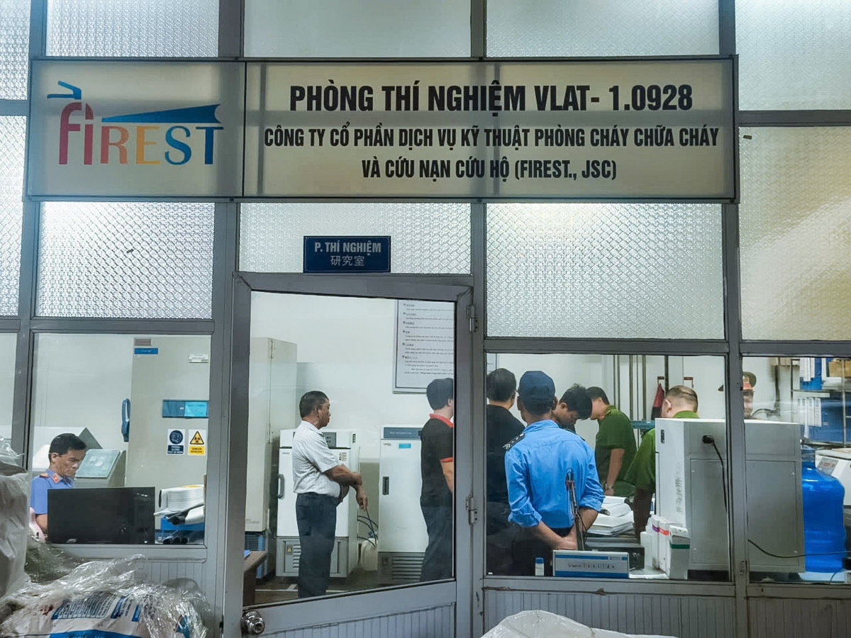 Công an tỉnh Phú Thọ cùng các lực lượng chức năng tiến hành khám xét nhà xưởng và kho hàng của Công ty TNHH PCCC Tomoken Việt Nam tại địa chỉ lô CN03, Cụm công nghiệp Cẩm Thịnh, phường Cửa Ông, tỉnh Quảng Ninh. Ảnh: Công an Phú Thọ.