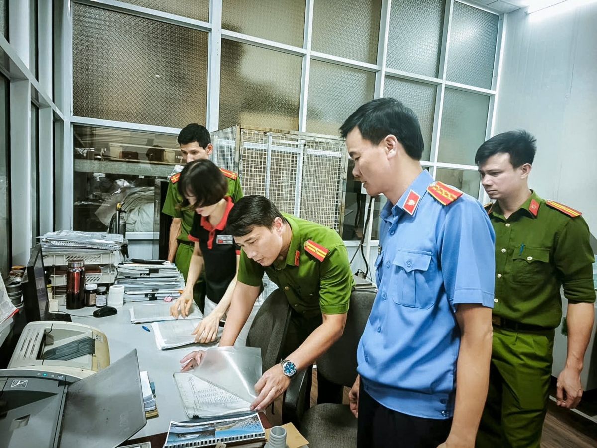 Lực lượng chức năng khám xét tại phòng thử nghiệm, kiểm định bình chữa cháy tại Công ty TNHH phòng cháy chữa hữa cháy Tomoken Việt Nam, Lô XN 25-3, KCN Đại An, phường Tứ Minh, TP Hải Phòng. Ảnh: Công an Phú Thọ.