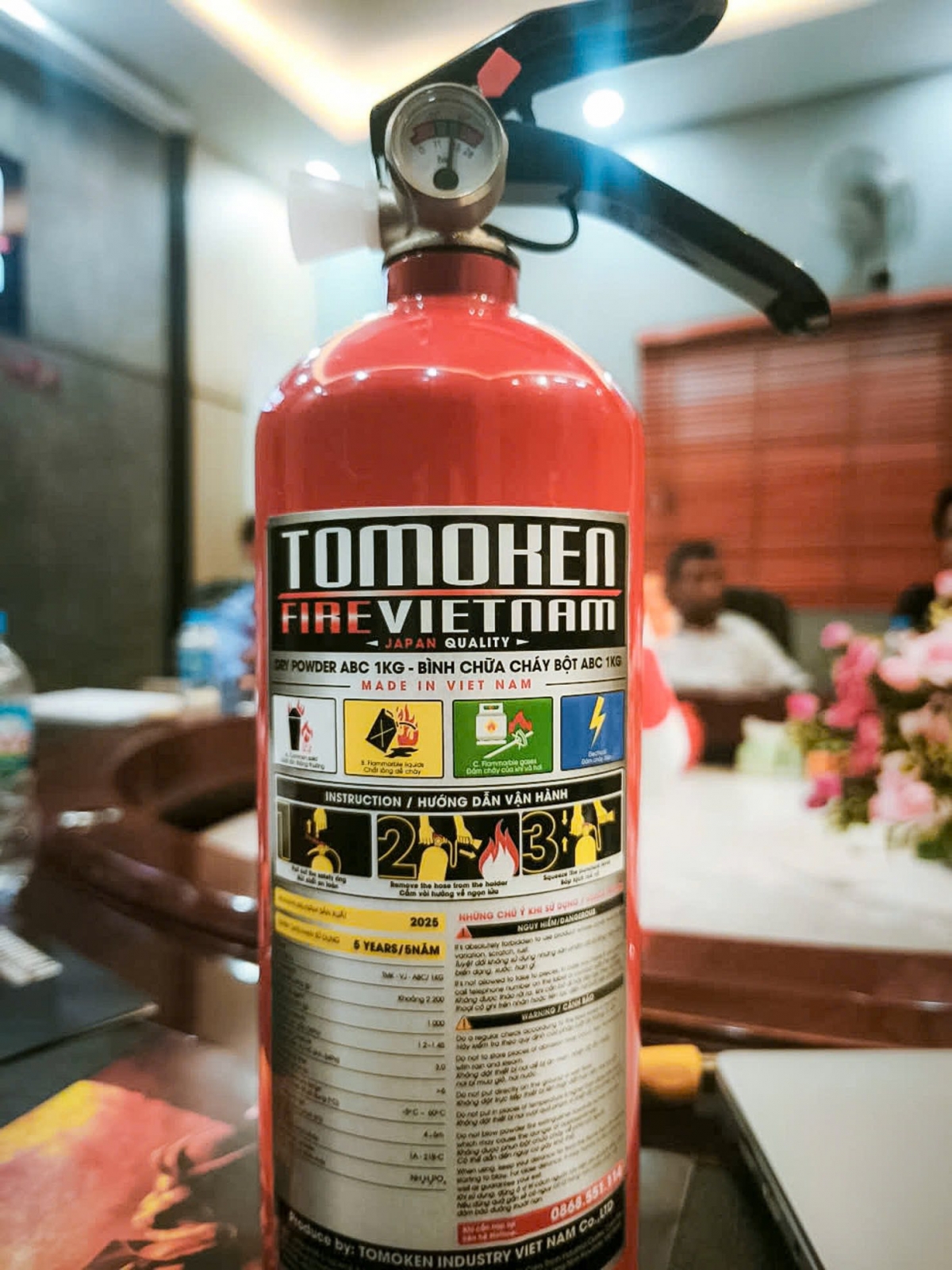 Viện Khoa học Hình sự – Bộ Công an đã tiến hành giám định 36 mẫu sản phẩm thu giữ từ 2 công ty của Tomoken Việt Nam, trong đó có 16 mẫu bình 6kg và 20 mẫu bình 8kg.