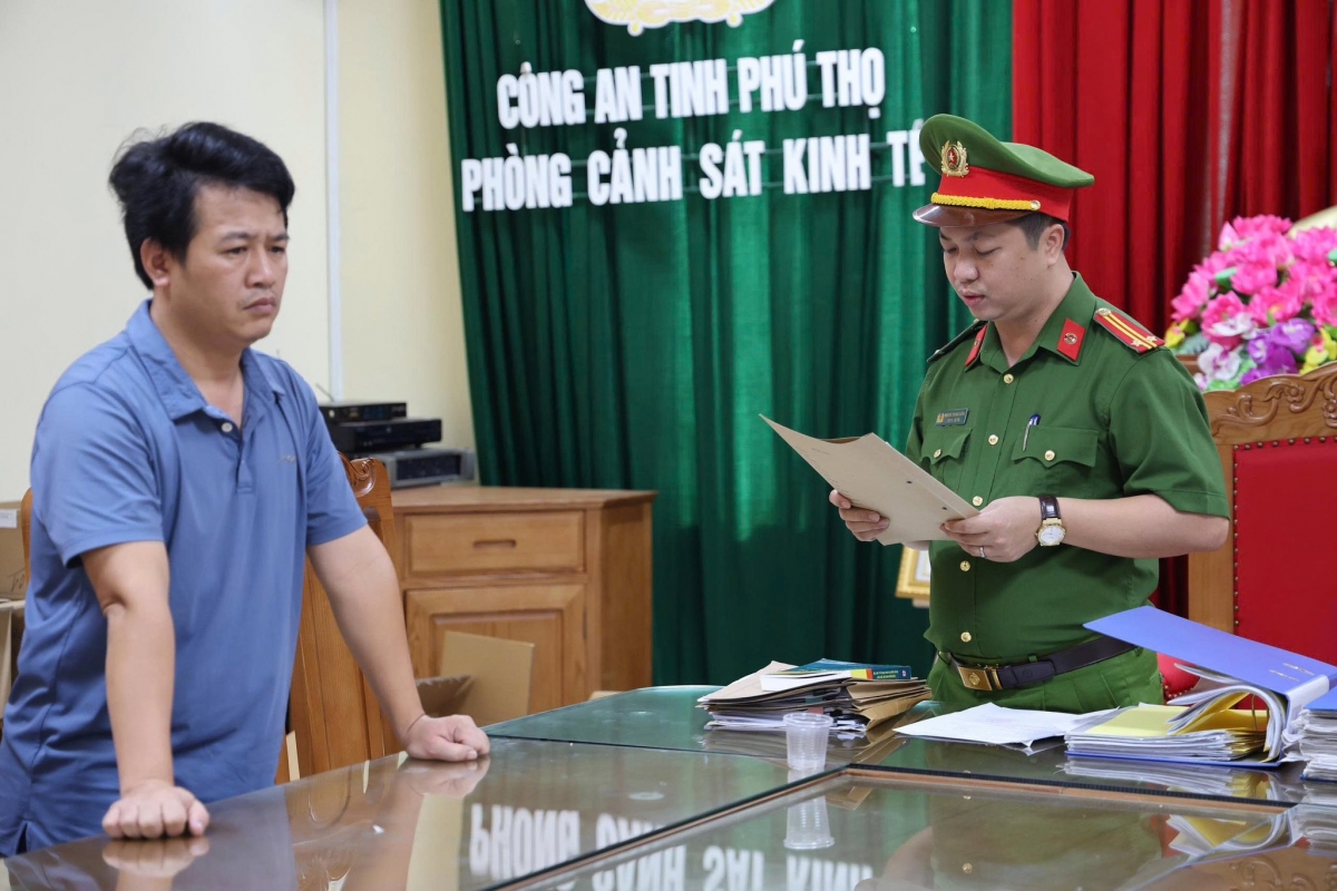 Cơ quan CSĐT Công an tỉnh Phú Thọ thi hành quyết định khởi tố bị can đối với Phan Thế Hoài về tội sản xuất, buôn bán hàng giả. Ảnh: Công an Phú Thọ.