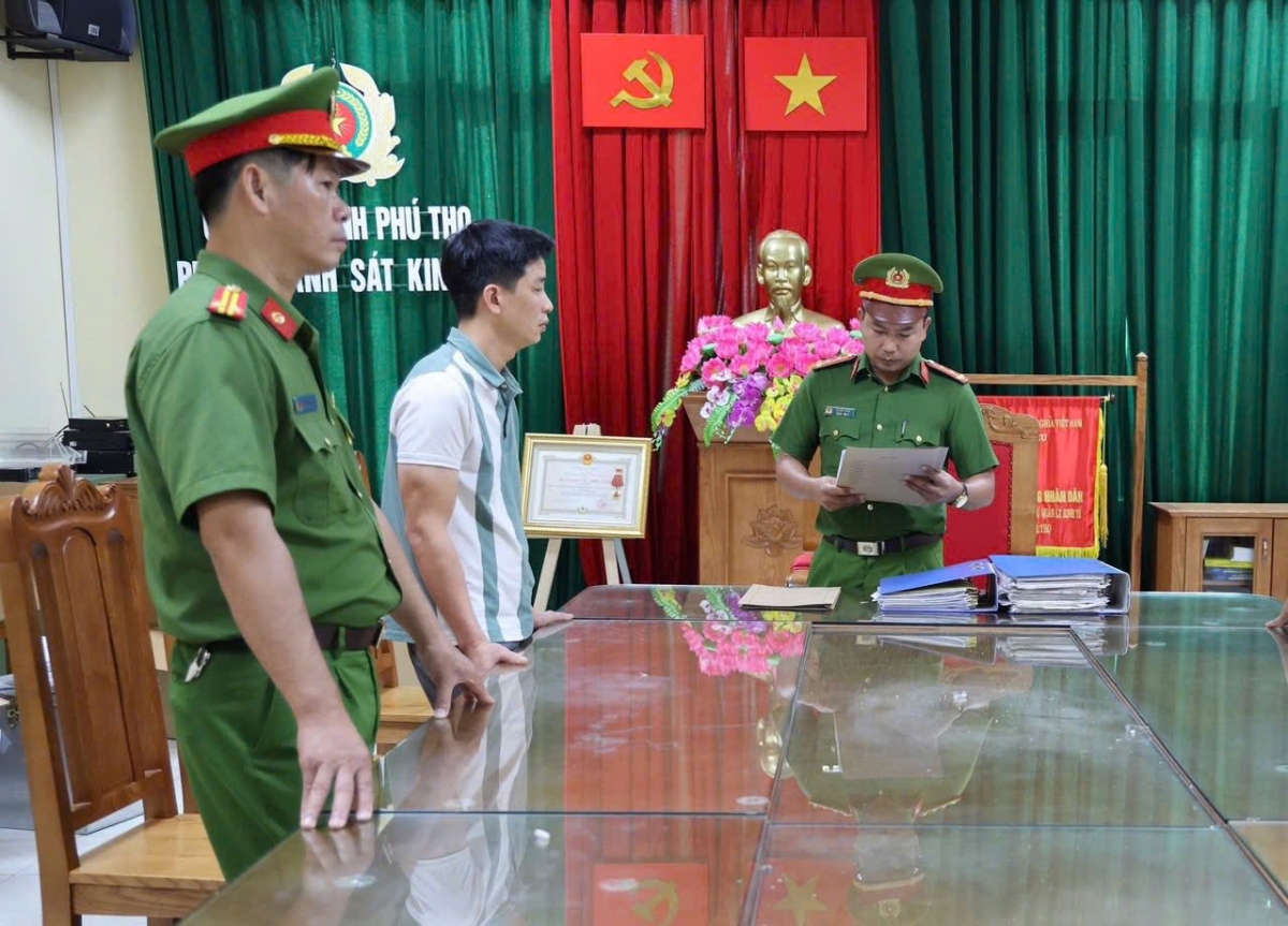 Cơ quan CSĐT Công an tỉnh Phú Thọ thi hành quyết định khởi tố bị can đối với Phan Bạch Thông về tội Sản xuất, buôn bán hàng giả. Ảnh: Công an Phú Thọ