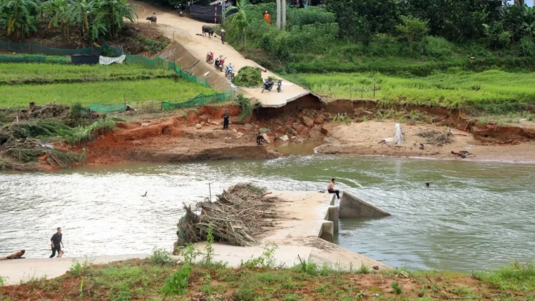 Nhiều tuyến đường trên địa bàn tỉnh Phú Thọ bị hư hỏng do bão lũ. Ảnh PTO