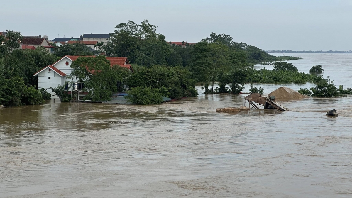 Hàng trăm bến bãi, nhà xưởng của các doanh nghiệp ven sông hiện đang ngập sâu trong nước. Ảnh PTO.
