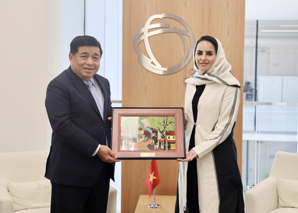 Phó Thủ tướng Nguyễn Chí Dũng tặng quà bà Deemah AIYahya, Tổng Thư ký DCO - Ảnh: VGP