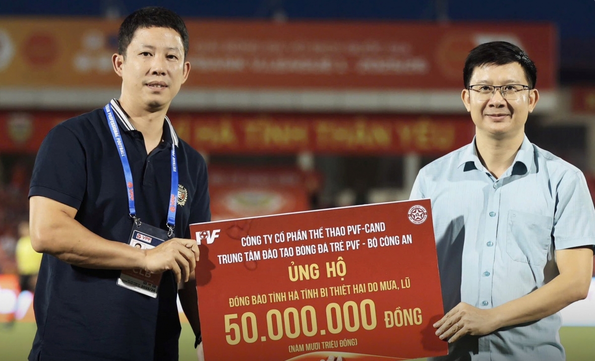 Câu lạc bộ PVF-CAND đã trao tặng 50 triệu đồng ủng hộ đồng bào vùng lũ.