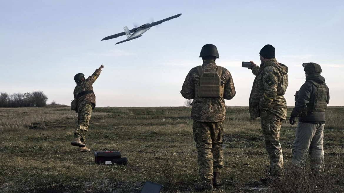 Quân đội Ukraine phóng máy bay không người lái. (Ảnh: AP)