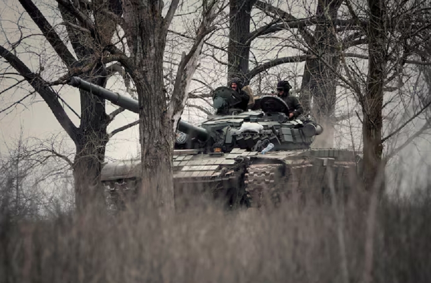Quân đội Ukraine phòng thủ khi Nga tấn công vào khu vực Donbas.Ảnh: Reuters