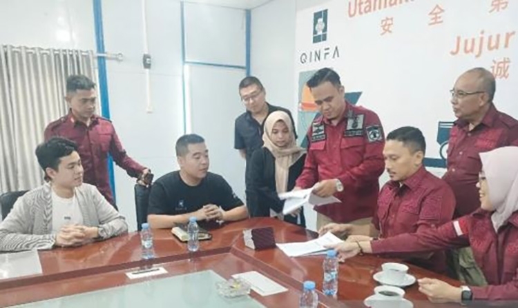Cán bộ quản lý xuất nhập cảnh Indonesia kiểm tra các giấy tờ liên quan đến lao động nước ngoài tại Nam Kalimantan ngày 11/10/2024. Ảnh: Antara