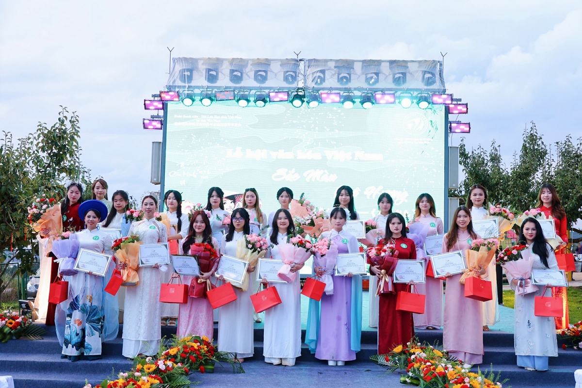 Ban tổ chức trao phần quà cho các thí sinh tham dự biểu diễn áo dài