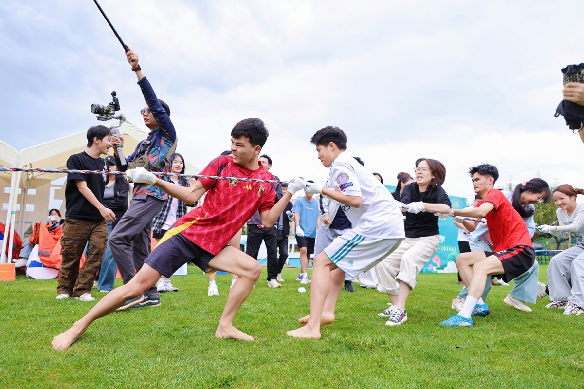 Bên cạnh các tiết mục văn nghệ, biểu diễn áo dài là phần thi Kéo co hết sức kịch tính giữa các lưu học sinh Việt Nam tại Vân Nam