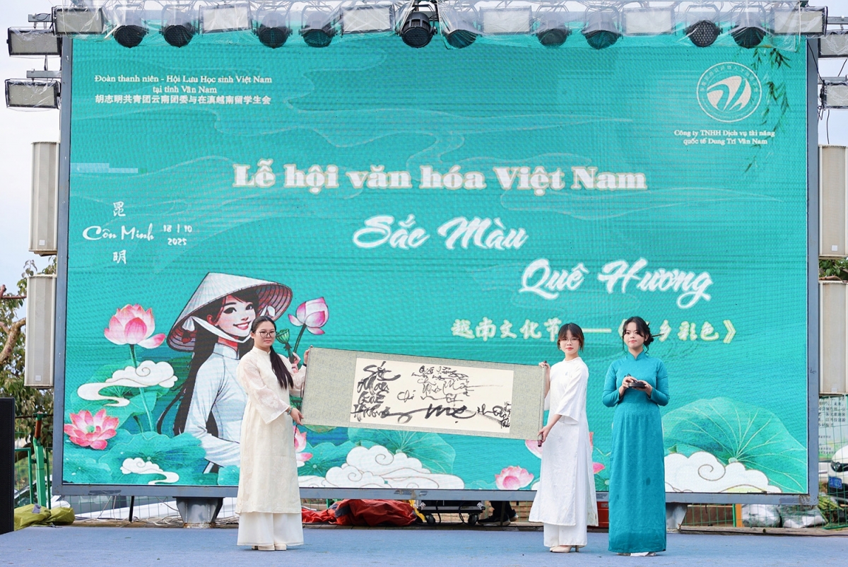 Chủ đề của sự kiện được thể hiện qua ngòi bút thư pháp của các bạn sinh viên Việt Nam