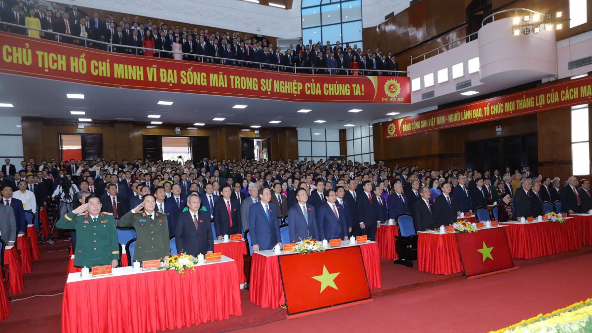 Các đại biểu dự Đại hội làm lễ chào cờ