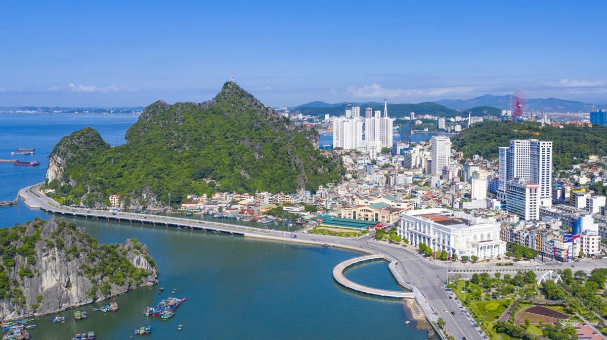 Quảng Ninh đang kiện toàn rất nhiều các thiết chế hạ tầng xung quanh, tiếp tục đầu tư hệ thống đường ven biển, từ chỉnh trang đô thị nhằm nâng cao chất lượng của các đô thị cũ