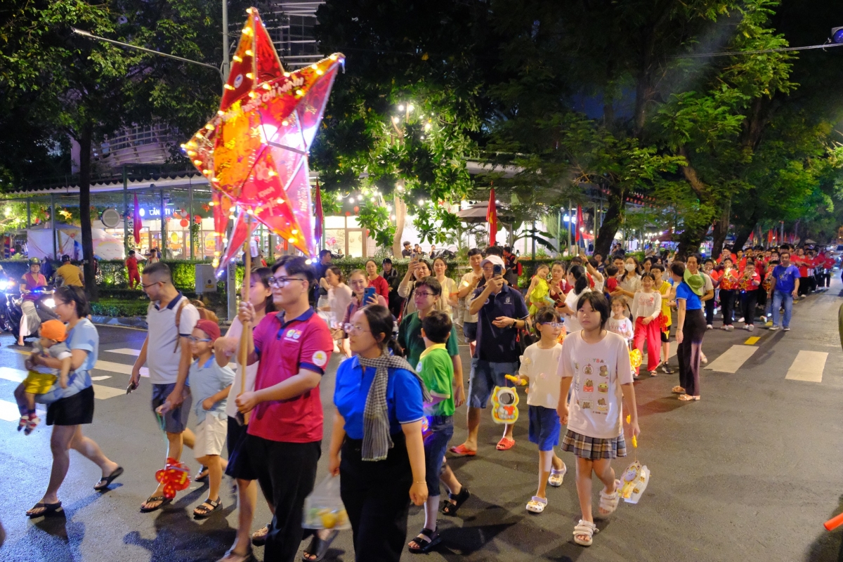 Các em thiếu nhi được rước đèn giữa lòng thành phố (ảnh: NTN)