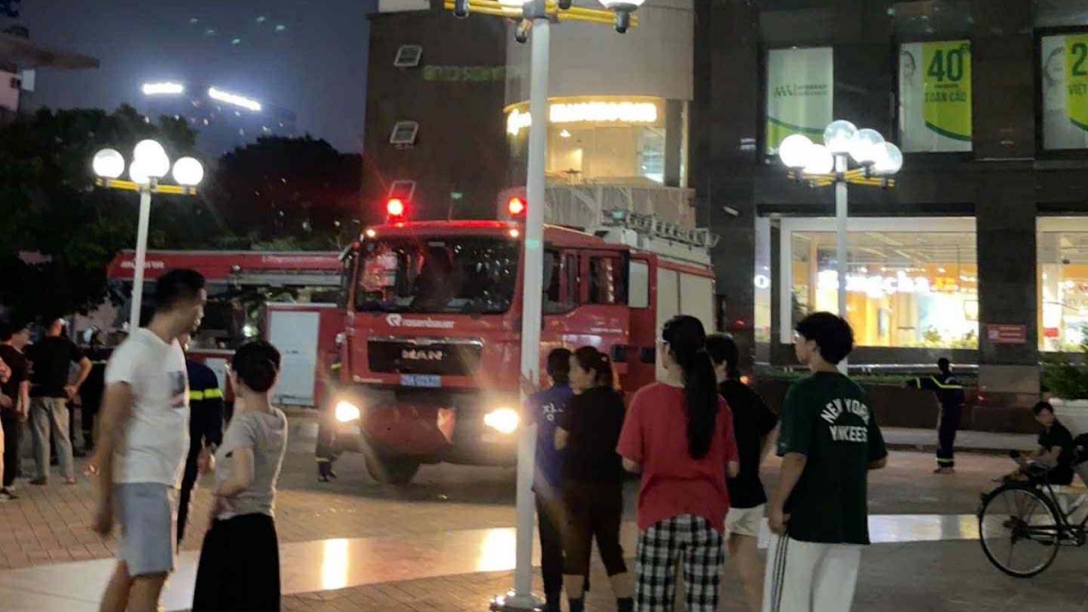 Lực lượng chức năng có mặt đưa nạn nhân khỏi hiện trường