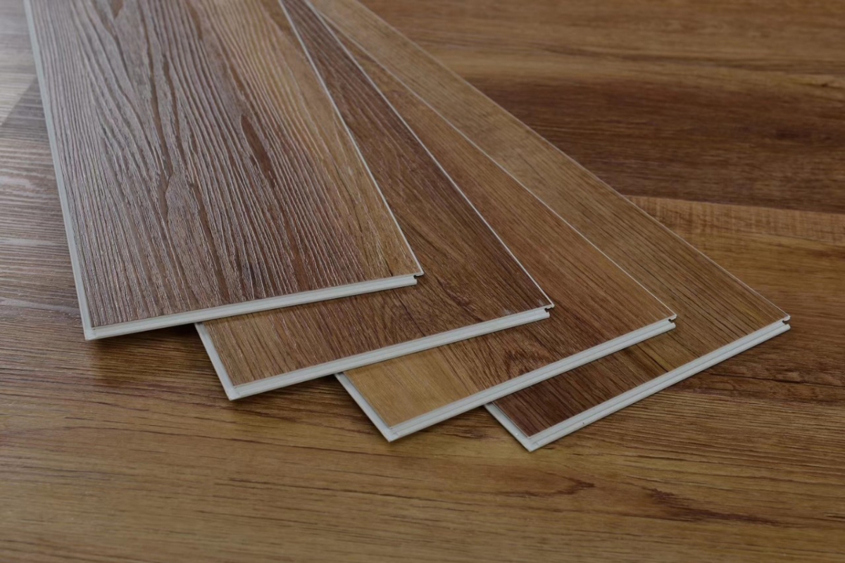 Sàn nhựa loại mỏng, giá rẻ, thi công nhanh nhưng độ bền không cao, khả năng chịu lực kém, dễ bong.