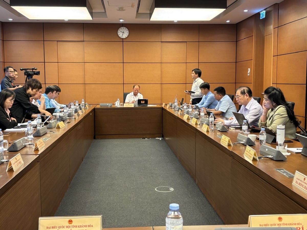 Tổ 4 gồm Đoàn ĐBQH Khánh Hòa, Lào Cai, Lai Châu thảo luận tại tổ sáng ngày 22/10.