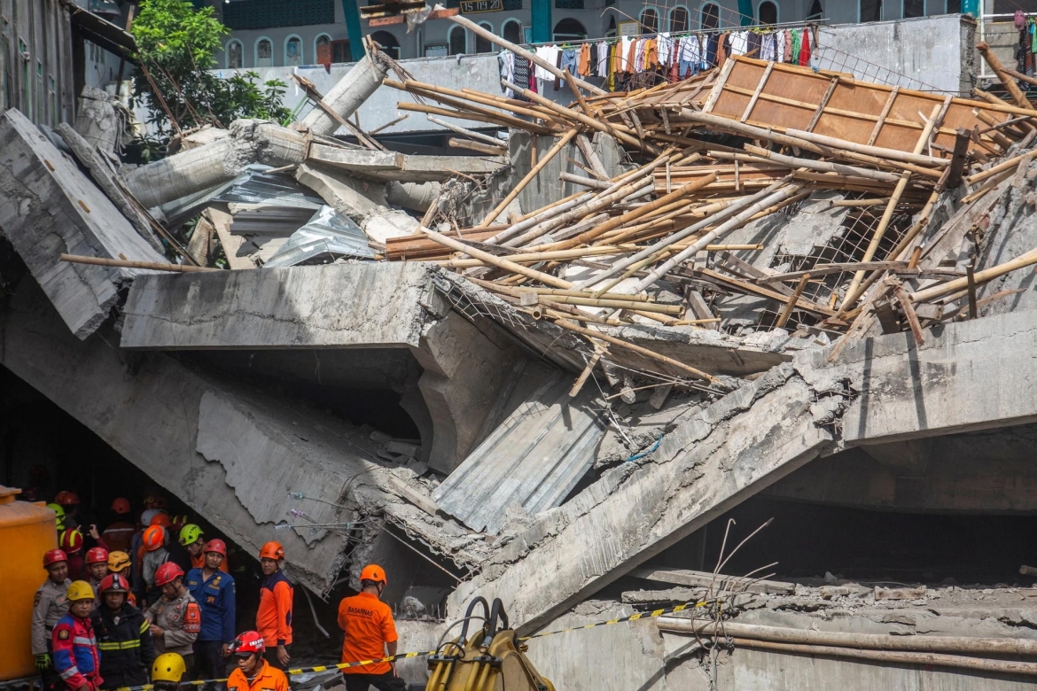 Đống đổ nát sau khi một tòa nhà trường nội trú bị sập ở Sidoarjo (Indonesia). Ảnh: EPA.