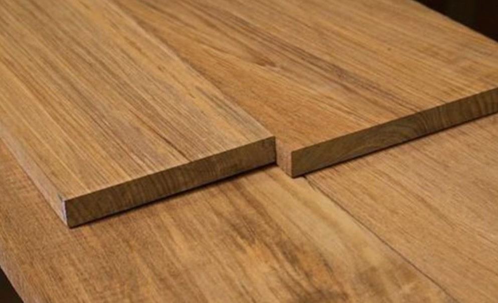 Sàn gỗ tự nhiên biến tính có khả năng chịu nước, hạn chế cong vênh... Tuy nhiên sản phẩm gỗ biến tính mới đưa vào sử dụng nên cần thêm thời gian để đánh giá.
