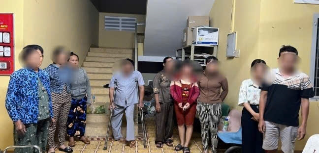 Nhóm đối tượng bị bắt quả tang về hành vi đánh bạc ăn thua bằng tiền. (Ảnh: CACC)