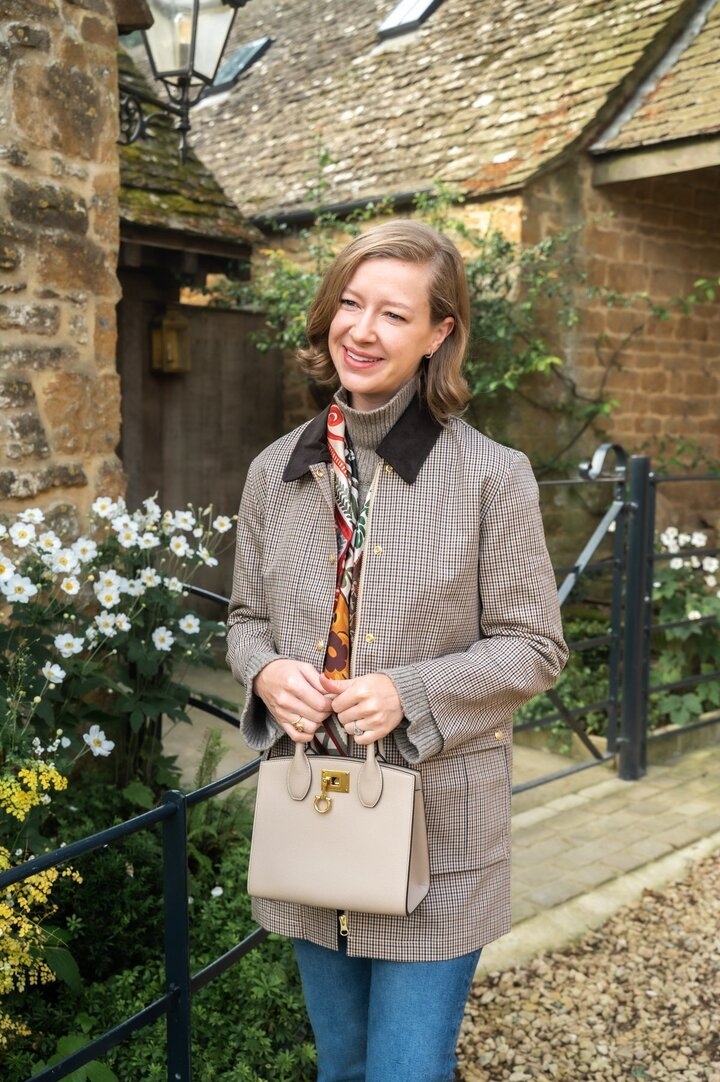 Khăn lụa, túi xách là lựa chọn sang trọng dịp 20/10. (Ảnh: Stacieflinner)