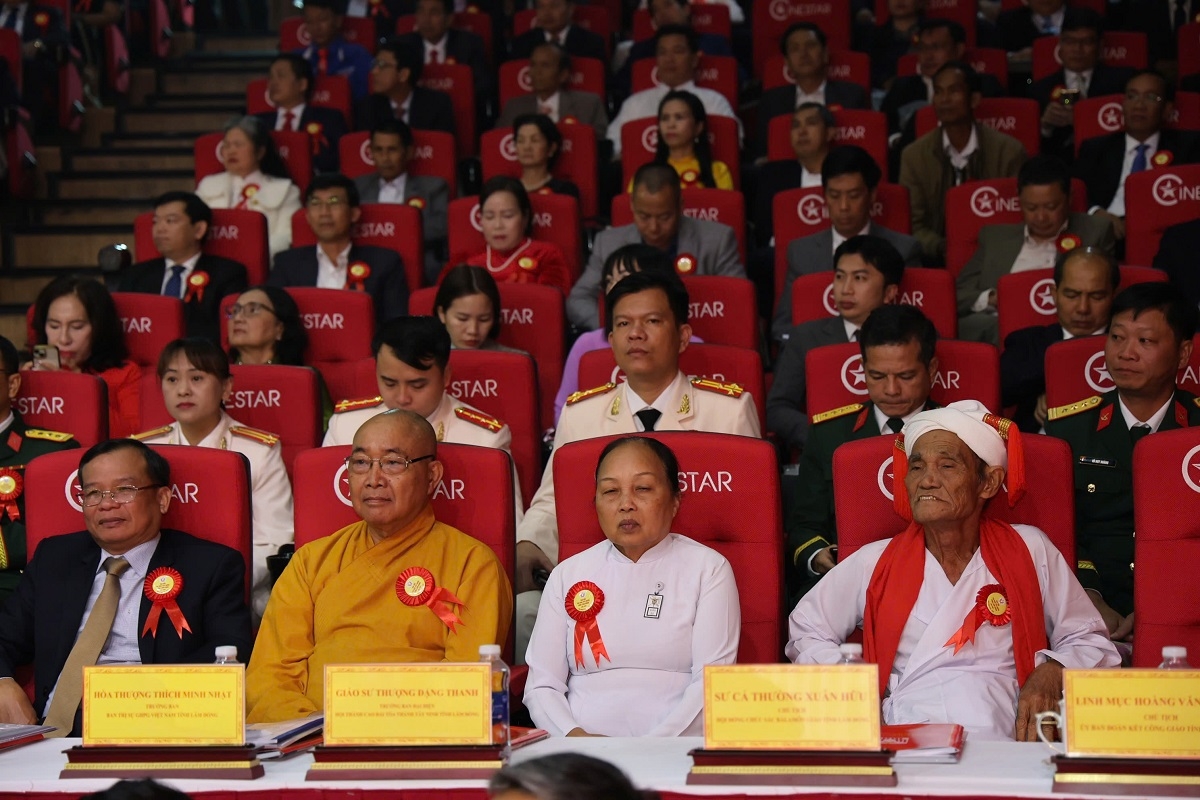 Sư cả Thường Xuân Hữu (ngoài cùng bên phải) dự Đại hội Thi đua yêu nước tỉnh Lâm Đồng lần thứ nhất. Ảnh: B.T.C