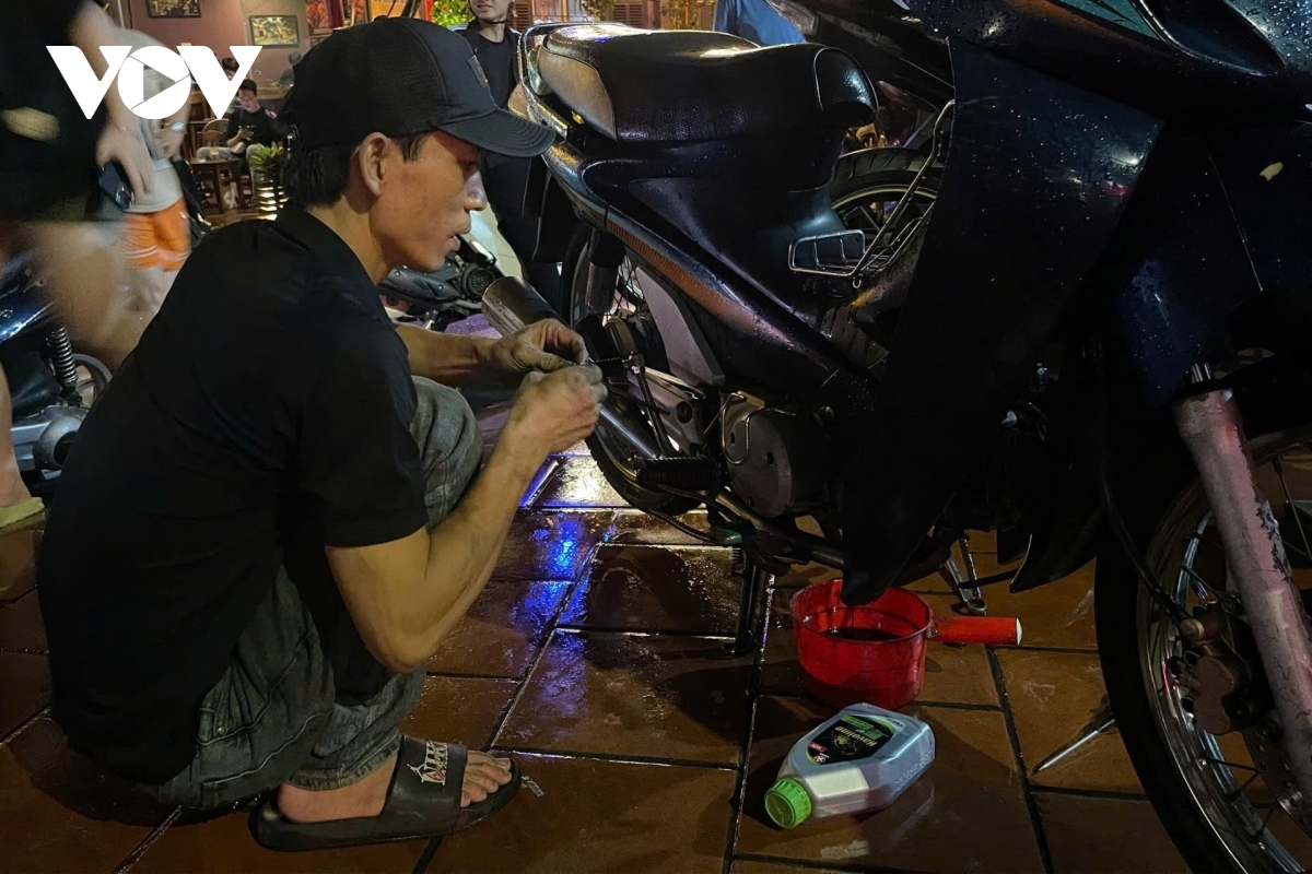 Khi xe bị ngập nước và chết máy, tốt nhất bạn nên đưa đến các trung tâm, cửa hàng để kiểm tra