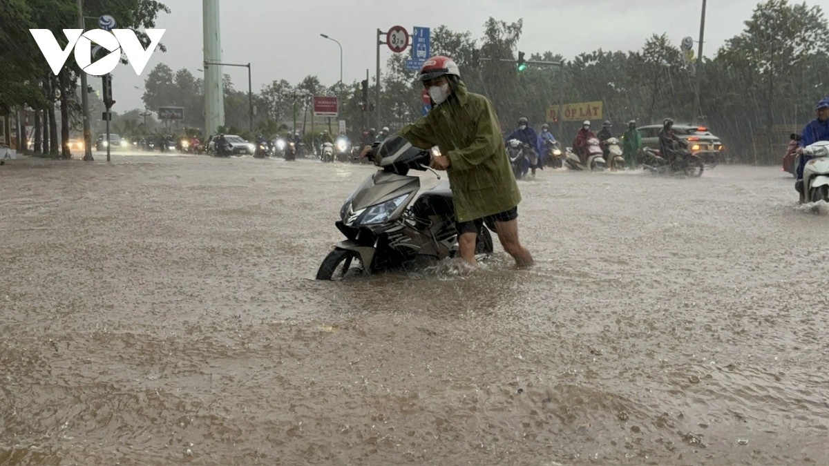 Nhiều tuyến đường Hà Nội ngập sâu sau mưa lớn khiến các phương tiện không thể di chuyển hay bị hư hỏng do ngập nước.