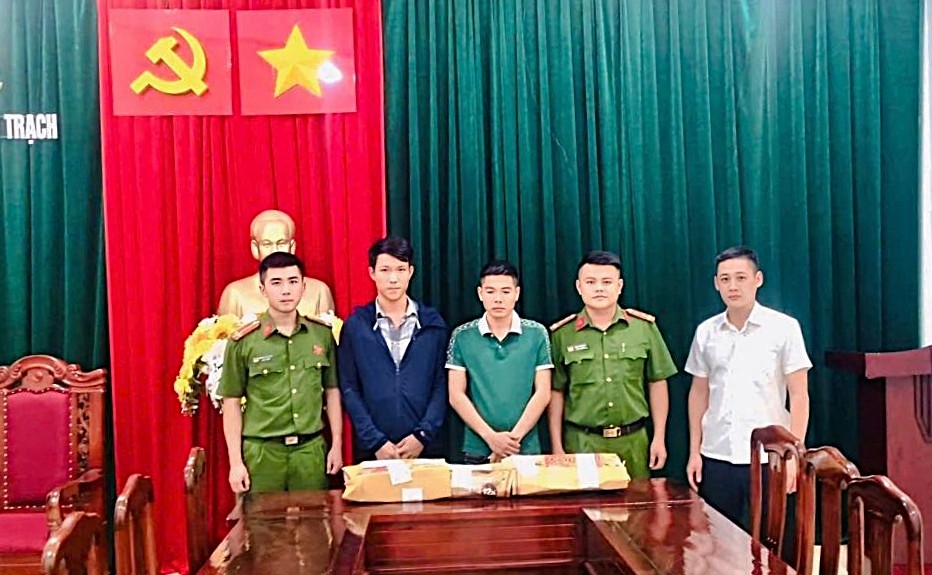 Đối tượng Đinh Bảo Chung và Cao Viết Lịch (thứ 2,3 từ trái qua) tại cơ quan công an. Ảnh: Phúc Trạch.