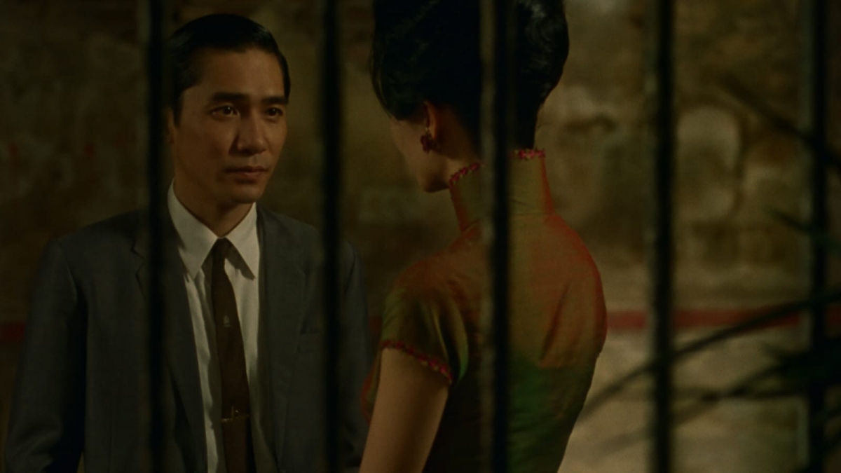 Lương Triều Vỹ trong In the Mood for Love – ánh nhìn chứa cả một chuyện tình chưa kịp nói. (Ảnh: Jet Tone Films)