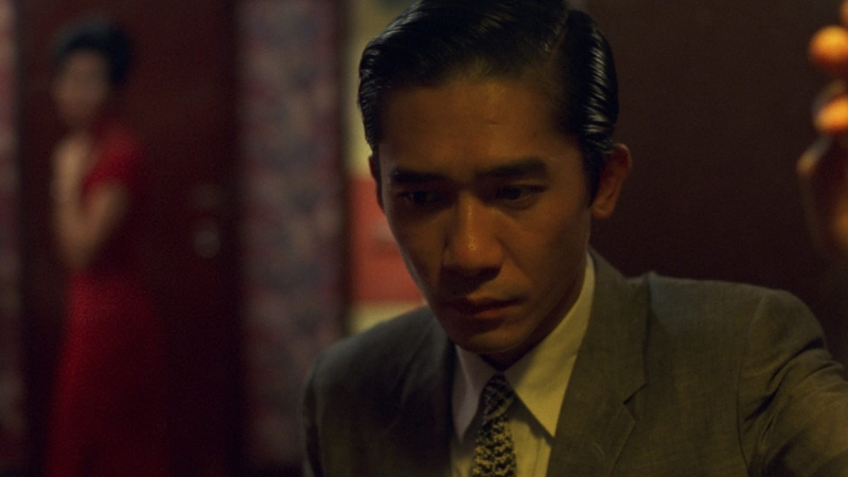 Một thoáng cô đơn giữa ánh đèn neon - Lương Triều Vỹ để lại nhiều cảm xúc trong "In the Mood for Love".(Ảnh: Jet Tone Films)