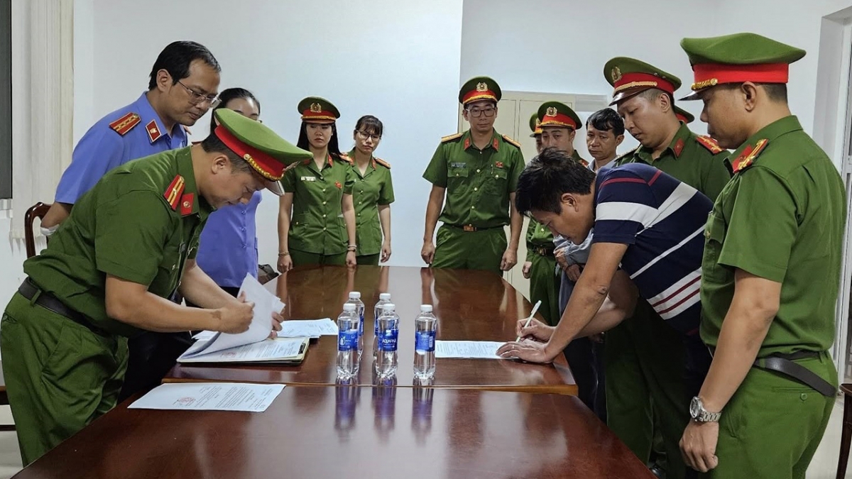 Trước đó, Cơ quan chức năng đã đọc lệnh khởi tố bị can, lệnh bắt tạm giam các bác sĩ Bùi Ngọc Đức (áo phông kẻ) và Nguyễn Ngọc Hoàng (đứng xen phía trong).