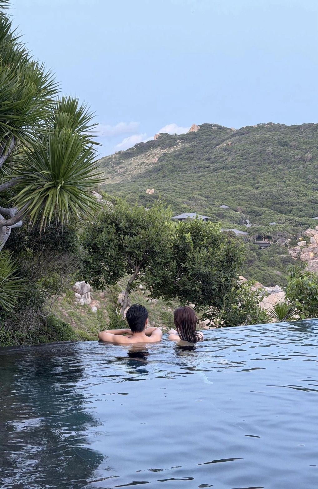 Sao Việt 19/10: Tăng Duy Tân đăng khoảnh khắc cùng bạn gái đi bơi, ngắm thiên nhiên tại một resort ở vịnh Vĩnh Hy và viết: "Nếu bình yên hóa thành hình người thì nó vẫn không thể đẹp bằng em". Nhiều bạn bè và người hâm mộ của nam ca sĩ ngầm khẳng định cô gái trong ảnh chính là ca sĩ Bùi Bích Phương.