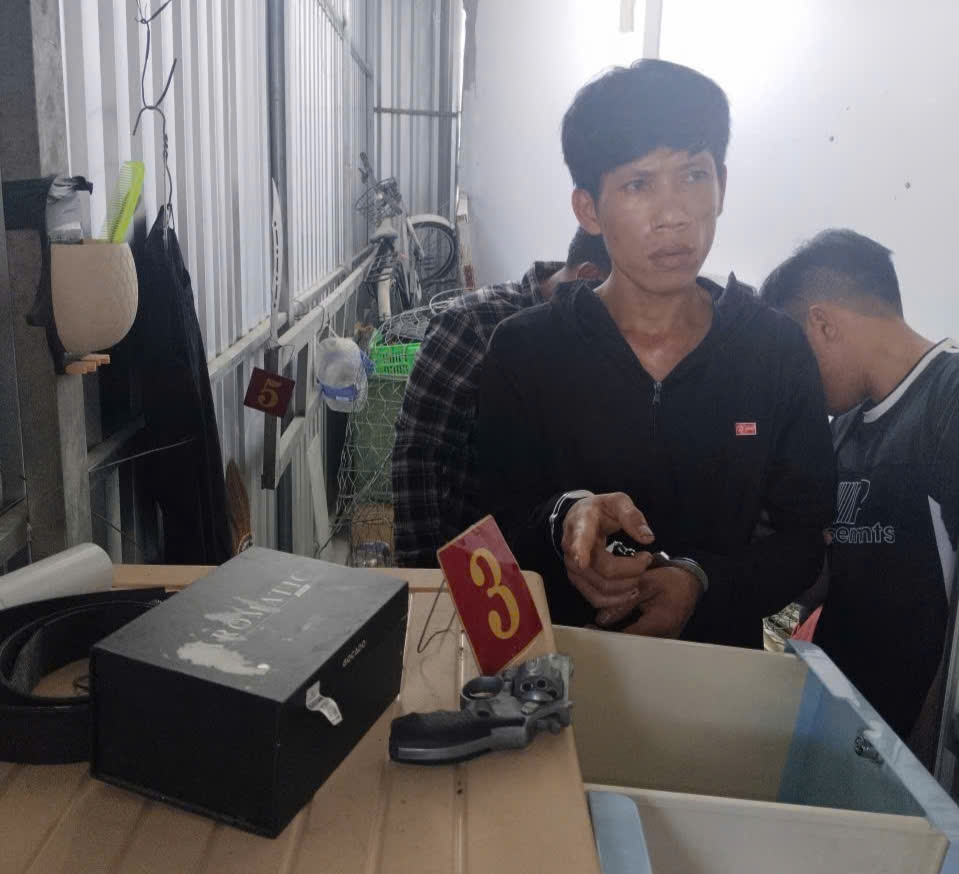 Nguyễn Thành Tài bị bắt về tội tàng trữ trái phép vũ khí quân dụng. ảnh: CA