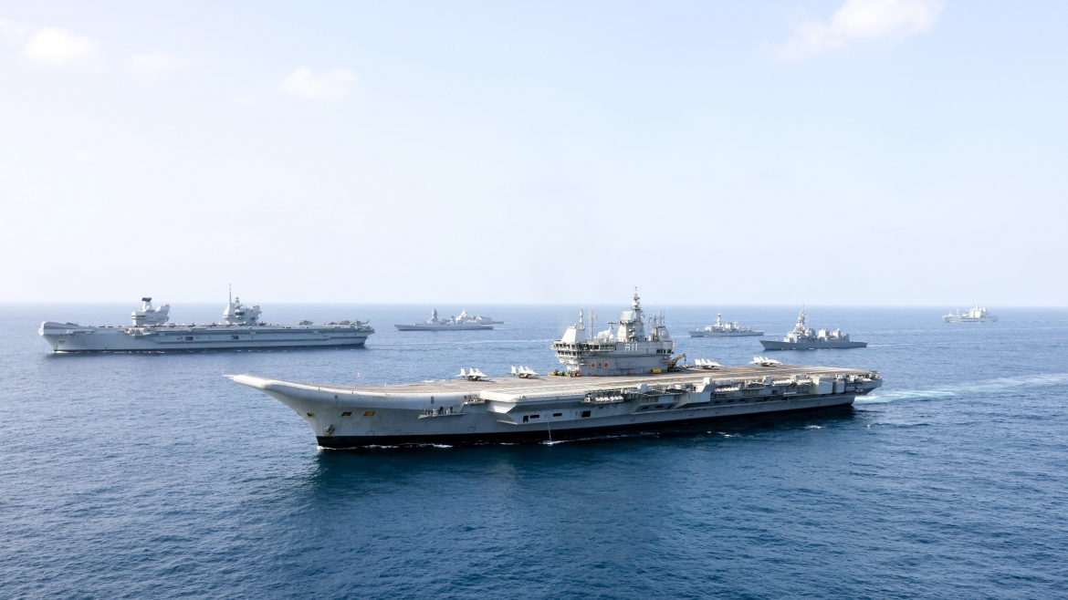 Tàu sân bay INS Vikrant của Hải quân Ấn Độ và tàu sân bay HMS Prince of Wales của Hải quân Hoàng gia Anh dẫn đầu hai nhóm tác chiến tàu sân bay tham dự cuộc tập trận Konkan hôm 7/10 tại Tây Ấn Độ Dương (ANI).