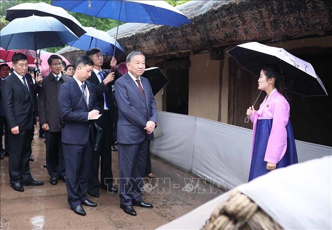 Tổng Bí thư Tô Lâm thăm Vạn Cảnh Đài - quê hương của Chủ tịch Kim Nhật Thành. (Ảnh: Thống Nhất/TTXVN)