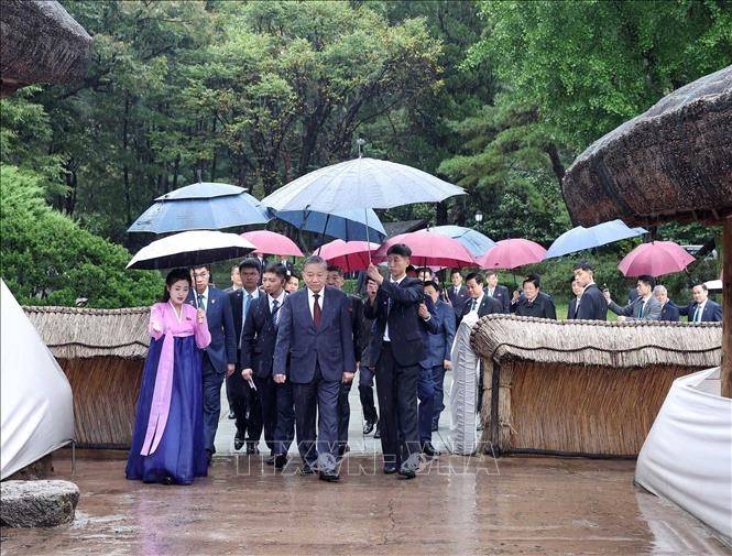 Tổng Bí thư Tô Lâm và Đoàn đại biểu cấp cao Việt Nam thăm Vạn Cảnh Đài - quê hương của Chủ tịch Kim Nhật Thành. (Ảnh: Thống Nhất/TTXVN)