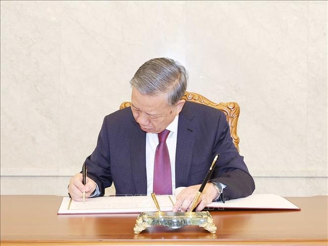 Tổng Bí thư Tô Lâm ghi sổ lưu niệm tại Cung Thái Dương ở Thủ đô Bình Nhưỡng. (Ảnh: Thống Nhất/TTXVN)