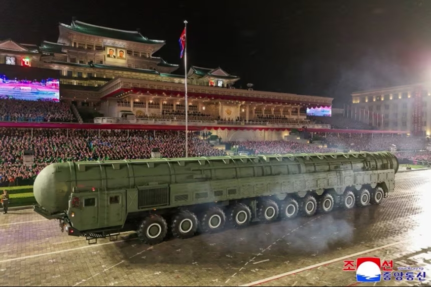 Tên lửa đạn đạo liên lục địa Hwasong-20 mới được trưng bày trong lễ duyệt binh tại Bình Nhưỡng. Ảnh: KCNA