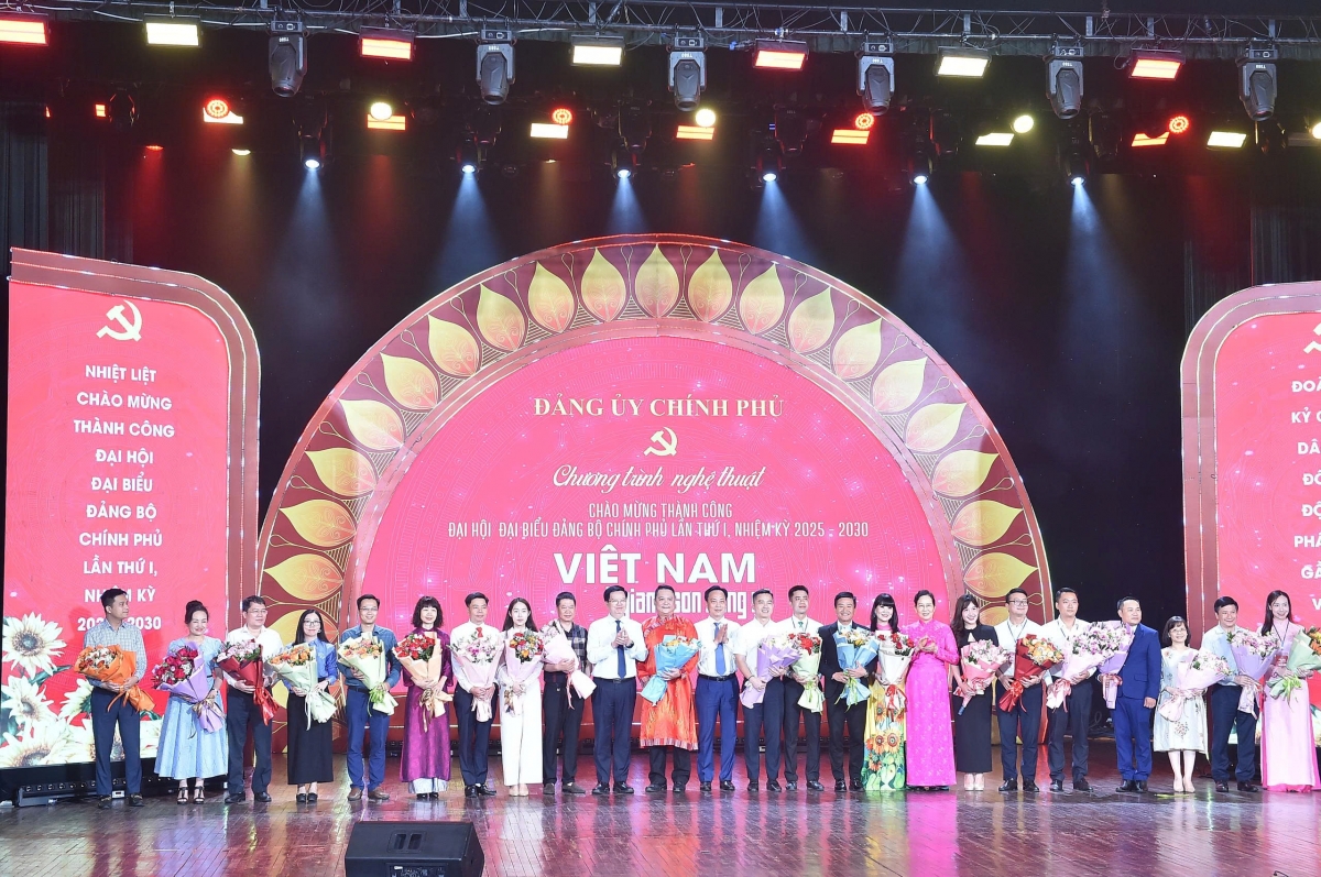 Thay mặt Ban Thường vụ Đảng ủy Chính phủ, Phó Thủ tướng Mai Văn Chính và Bà Lê Thị Thủy, Phó Bí thư Đảng ủy Chính phủ.tặng hoa cho 23 Trưởng đoàn