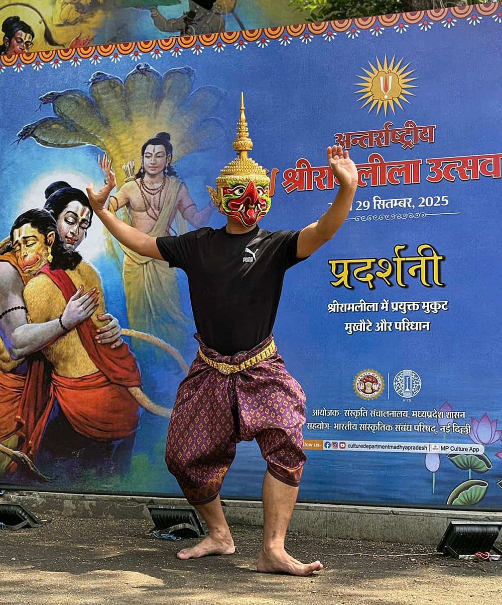 Thầy Sơn Cao Thắng mang nghệ thuật Khmer Nam bộ đến biểu diễn tại thành phố Bhopal, Ấn Độ. (Ảnh: nhân vật cung cấp)