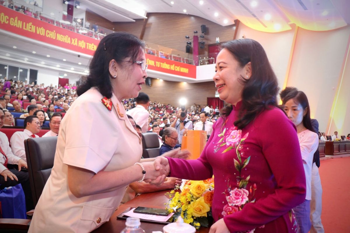 Phó Chủ tịch nước Võ Thị Ánh Xuân thăm hỏi các đại biểu Anh hùng Lực lượng vũ trang nhân dân