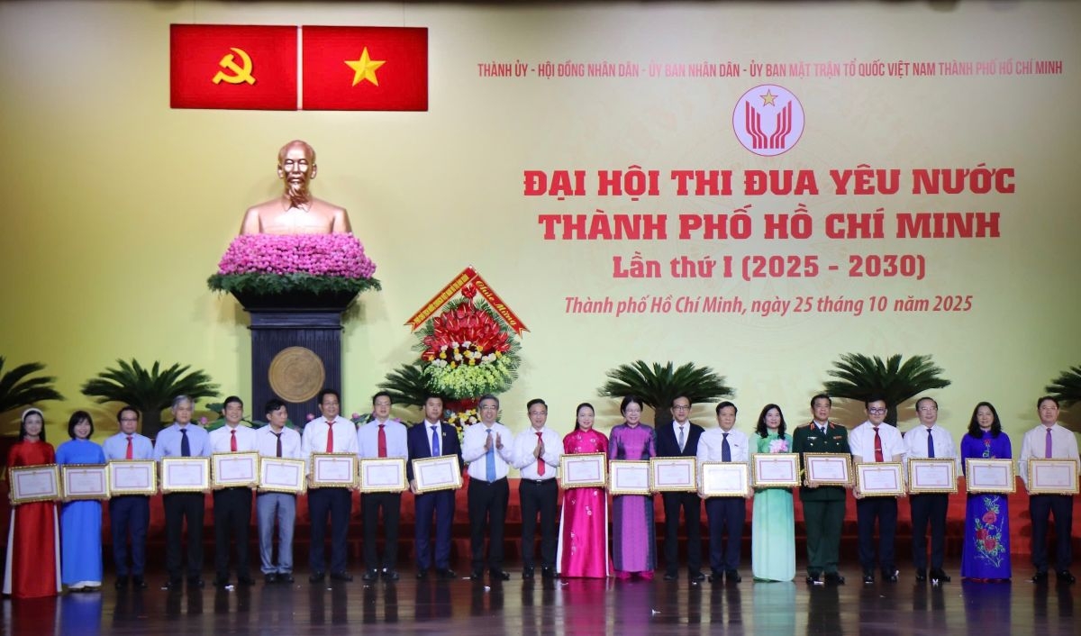 Các tập thể điển hình tiên tiến của TP.HCM nhận Bằng khen của Chủ tịch UBND TP