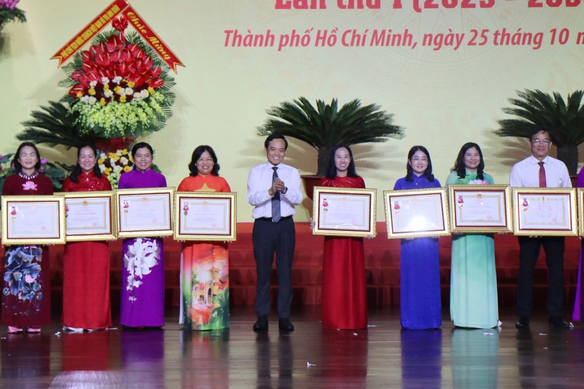 Bí thư Thành ủy TP.HCM Trần Lưu Quang trao tặng Huân chương Lao động hạng ba của Chủ tịch nước cho các cá nhân điển hình tiên tiến TP.HCM