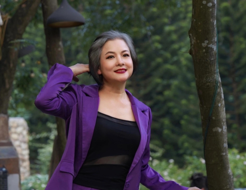 NSND Thu Quế gần đây được nhiều khán giả chú ý khi thường xuyên xuất hiện với mái tóc trắng nửa đầu. Nghệ sĩ cho biết chị nuôi tóc bạc tự nhiên thay vì nhuộm chân tóc thường xuyên để bảo vệ sức khỏe.