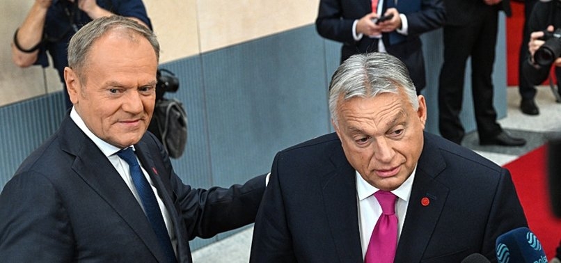 Thủ tướng Ba Lan Donald Tusk (trái) và Thủ tướng Hungary Viktor Orban (phải). Ảnh: EPA