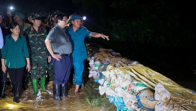 Thủ tướng Phạm Minh Chính kiểm tra công tác ứng phó với mưa lũ tại các xã Trung Giã, Đa Phúc, thành phố Hà Nội  (Ảnh: Nhật Bắc)