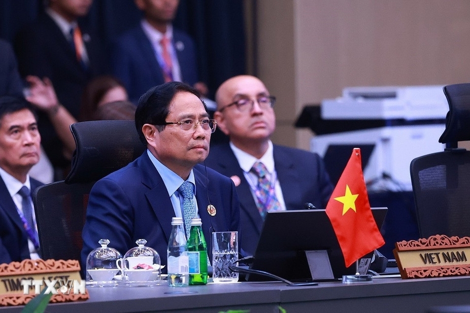 Chiều 26/10, Thủ tướng Phạm Minh Chính cùng các Nhà Lãnh đạo ASEAN và Thủ tướng Ấn Độ Narendra Modi đã tham dự Hội nghị Cấp cao ASEAN - Ấn Độ lần thứ 22. Thủ tướng Phạm Minh Chính đã đề xuất 3 định hướng lớn để làm sâu sắc hơn quan hệ Đối tác Chiến lược Toàn diện ASEAN - Ấn Độ. Kết thúc Hội nghị, các Nhà Lãnh đạo thông qua Tuyên bố chung về Du lịch Bền vững, khẳng định quyết tâm thúc đẩy hợp tác thực chất, bao trùm và bền vững giữa ASEAN và Ấn Độ trong giai đoạn mới. (Ảnh: TTXVN)