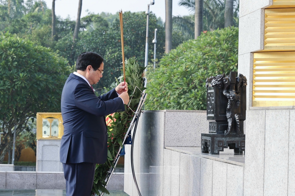 Thủ tướng Phạm Minh Chính và các đại biểu đã dâng hương tưởng nhớ các Anh hùng Liệt sĩ tại Đài tưởng niệm các Anh hùng Liệt sĩ tại đường Bắc Sơn, Hà Nội.