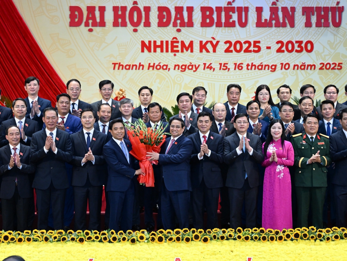 Thủ tướng Phạm Minh Chính tặng hoa chúc mừng Đại hội đại biểu Đảng bộ tỉnh Thanh Hóa